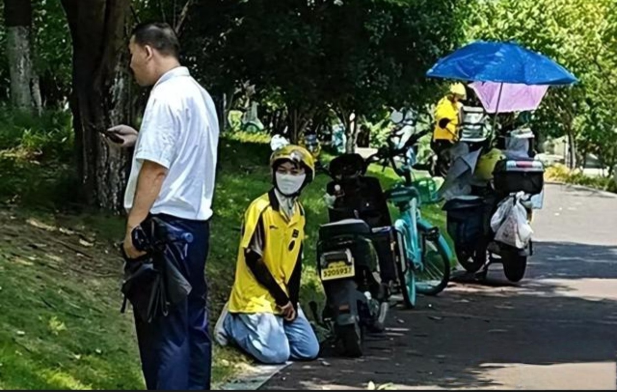 近日，网传杭州绿城西溪世纪中心一保安与外卖员发生激烈冲突。据爆料，8 月 12 