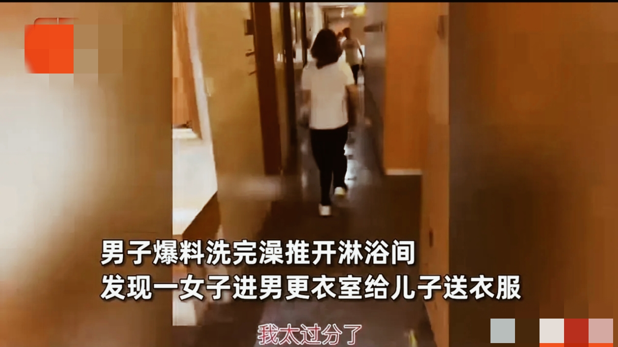 在繁华的四川成都，一位刚沐浴完毕的男子在男更衣室内，正准备换上干净的衣服。然而，
