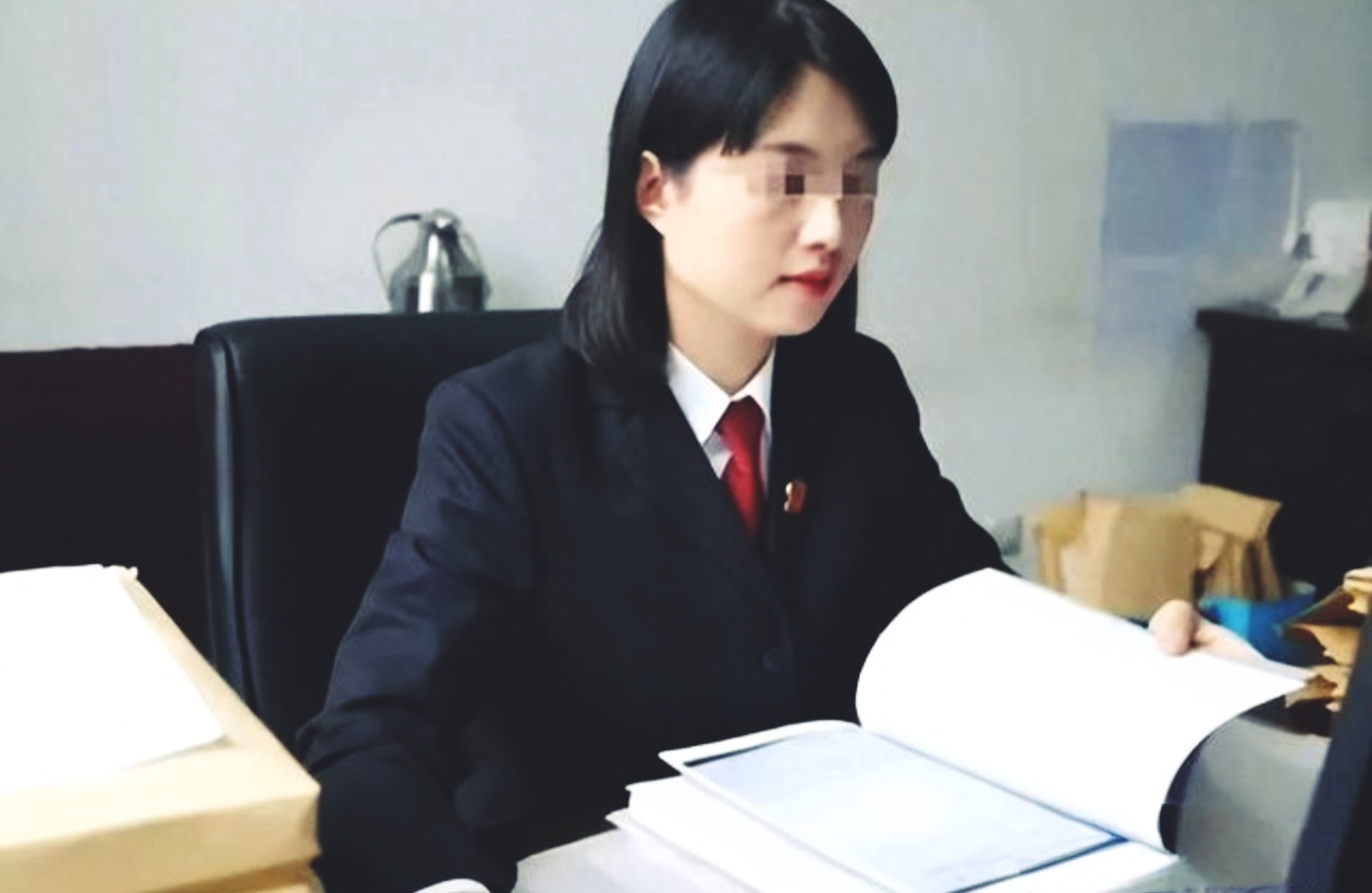 在这个复杂的世界里，命运变幻莫测。年仅37岁的河南法官王佳佳，她的故事就像一场突