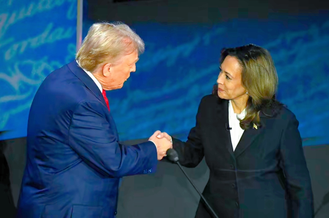 美国大选进入倒计时，哈里斯以 1%的优势暂时领先特朗普，这是一个关键时刻。这 1%的背后，是无数的竞选活动、辩论和宣传的结果。双方都使出浑身解数，争取更多选民的支持。摇摆州的局势尤为关键，那里的选民态