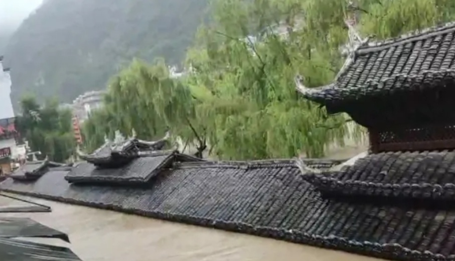 2024年6月29日，贵州镇远遭受罕见暴雨侵袭，舞阳河水位猛涨，沿街商铺受淹，木船漂流。镇远县迅速启动应急响应，紧急救援队伍赶赴灾区，展开抗洪抢险。城区交通受到管制，新大桥与老大桥禁止通行。气象台持续