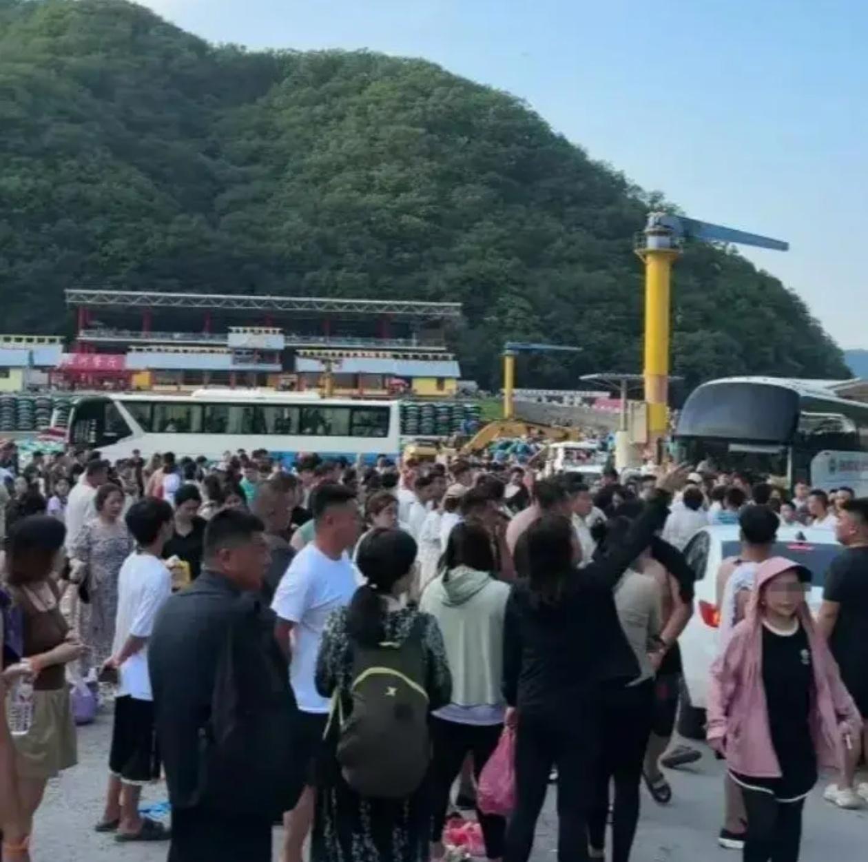 昨晚，辽宁红河谷漂流景区成了噩梦之地！近两万游客被困高山，深夜被迫徒步下山，儿童