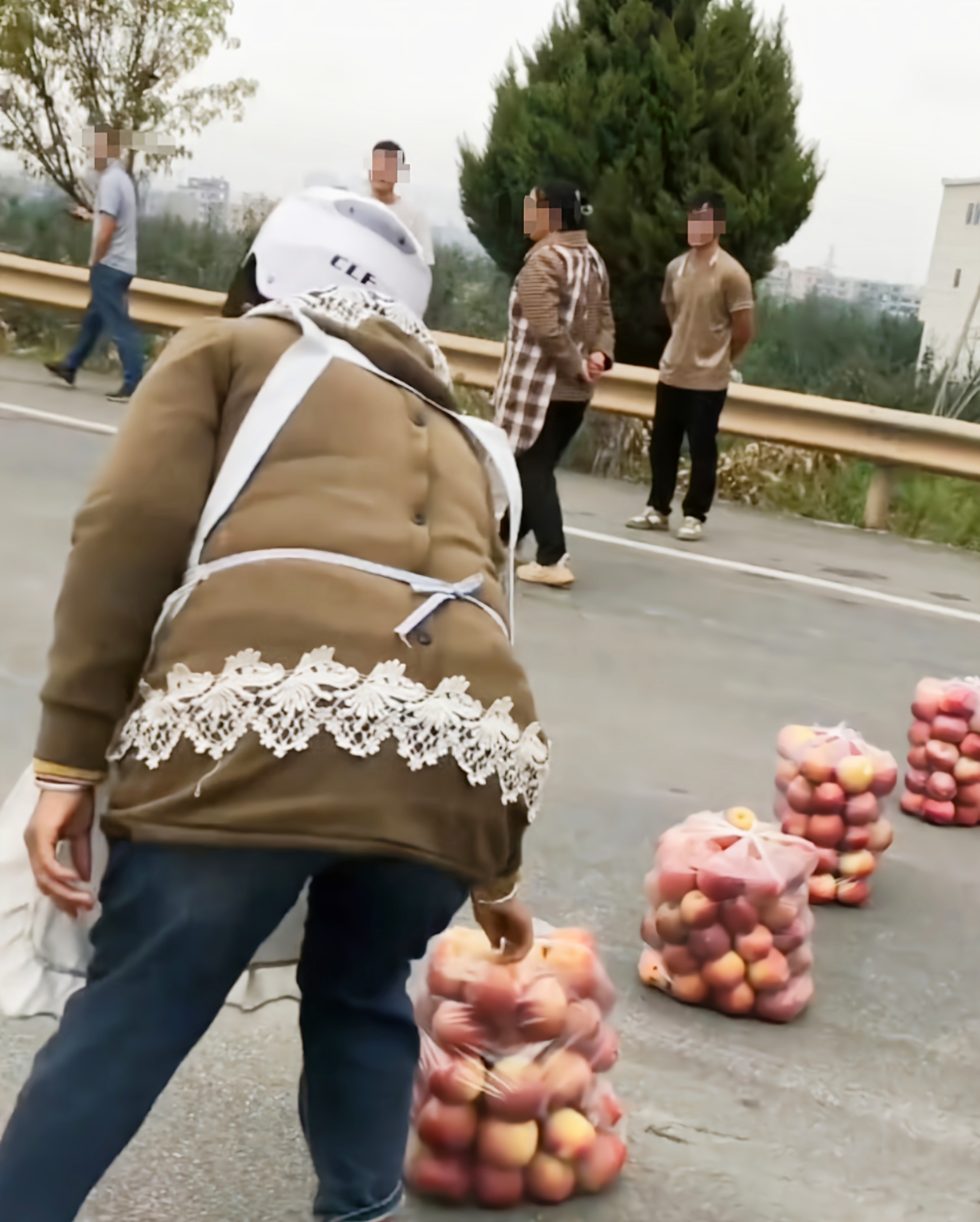 云南昭通的公路上突然出现了一道奇特的“苹果路障”，这到底是怎么回事呢？
 
近日，一段云南昭通果农摆苹果堵路的视频引发热议。视频里果农把苹果摆在路上，司机被逼停后还继续摆，网友怀疑是强买强卖。经政府核