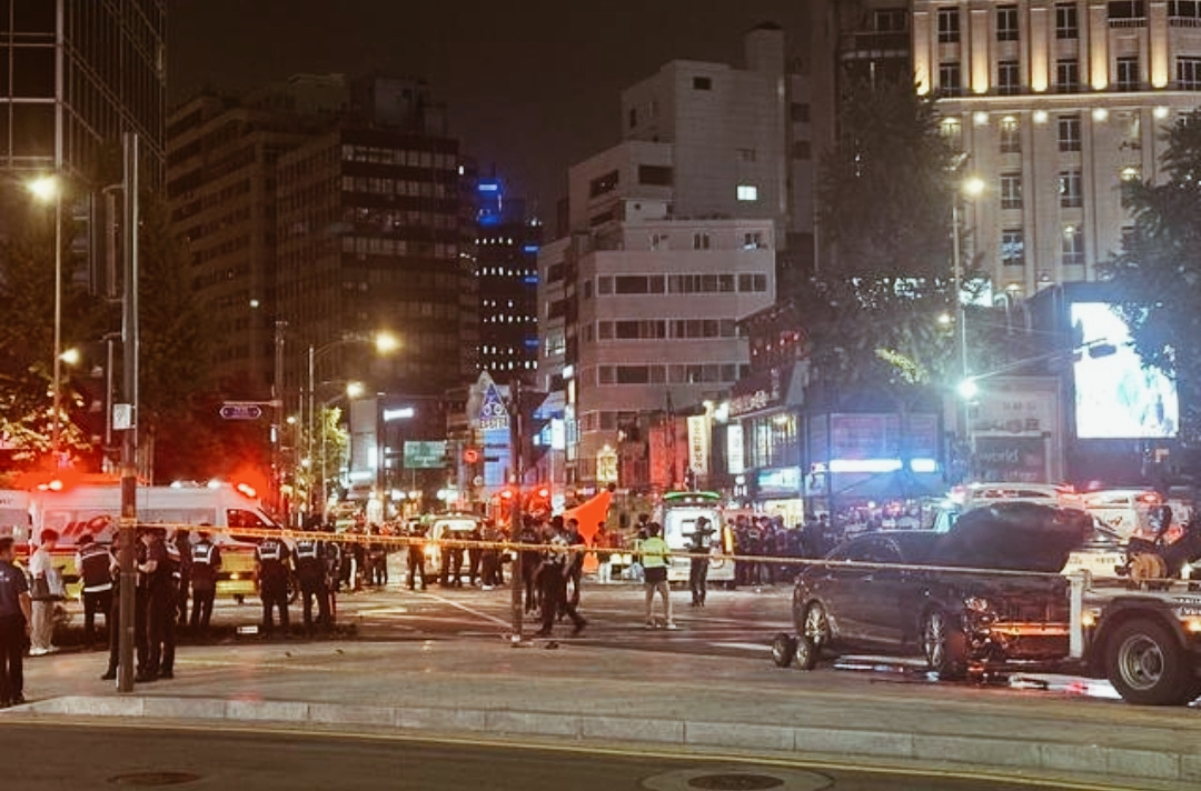 在2024年7月1日晚间，韩国首尔市中心市厅站旁发生了一起触目惊心的交通事故。一辆黑色轿车在夜色中逆行，猛烈撞向人行道，造成了严重的人员伤亡。截至深夜，事故已导致9人不幸遇难，另有4人受伤，其中1人伤