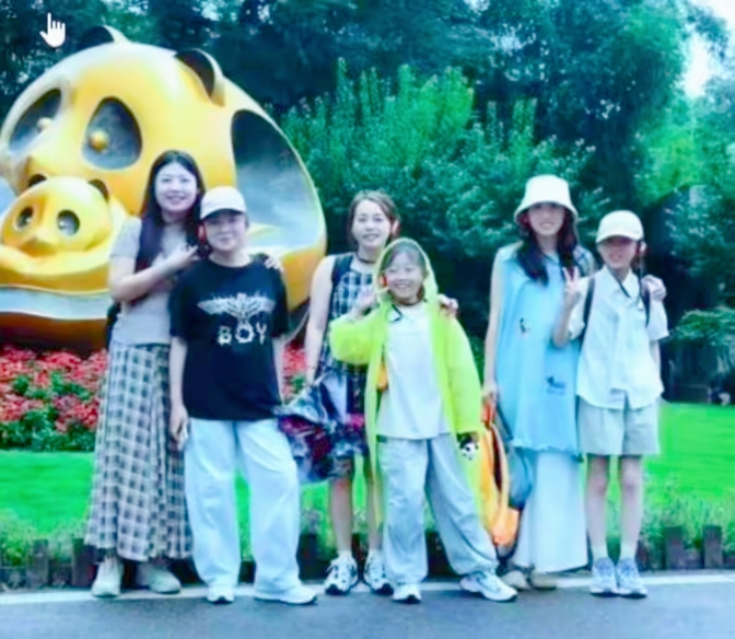 江苏三姐妹带着女儿赴川西的圆梦之旅，终究成了令人心碎的不归路。这场悲剧中，车辆坠入麻尔曲河后，湍急的水流无情吞噬了7条生命，经过8天搜救，目前已有3人确认遇难，另有4人仍处于失联状态。
 
事发时，车