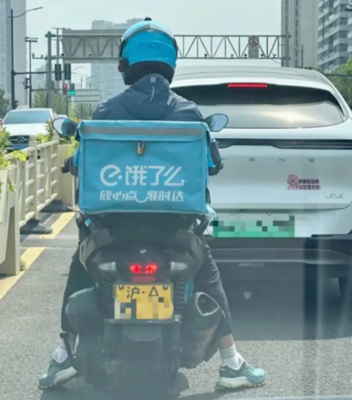 近日，上海一位特殊的“外卖小哥”引发了热议。市民白女士在普陀区金沙江路丹巴路路口