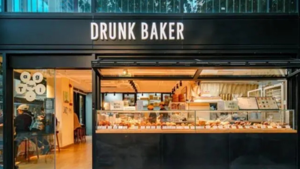 近日，上海的谷女士在知名面包店drunkbaker无界店购物时，惊讶地发现橱柜内