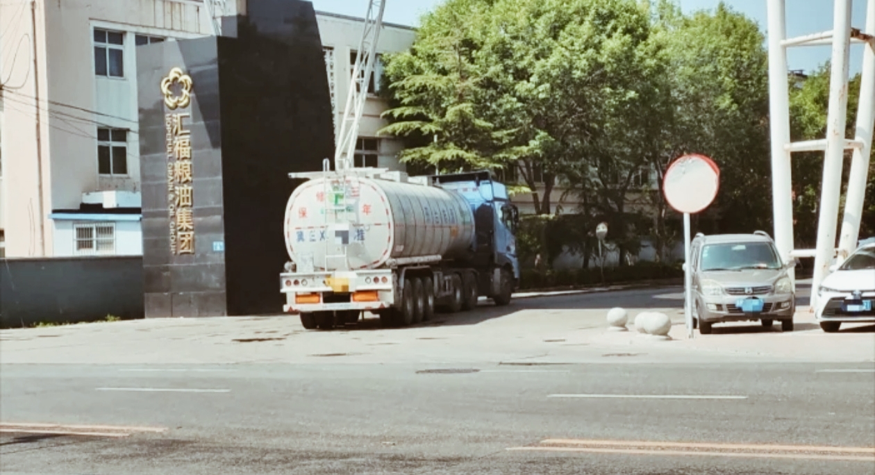 罐车运输乱象曝光：食品安全隐患引关注

近日，媒体报道揭露了罐车运输行业的一个严