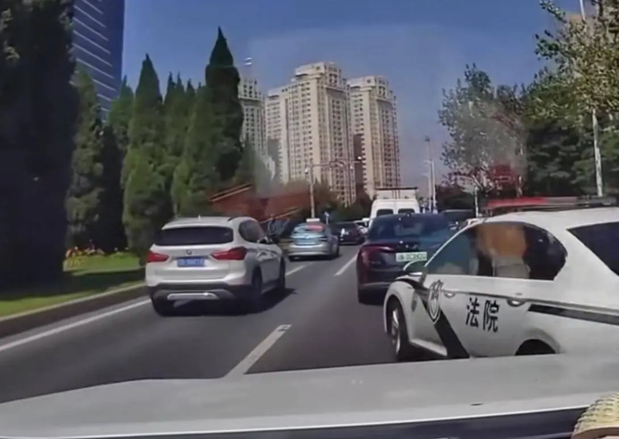 近日，辽宁大连一法院公务车引发“路怒”风波，行车记录仪视频曝光，其频繁违规驾驶行