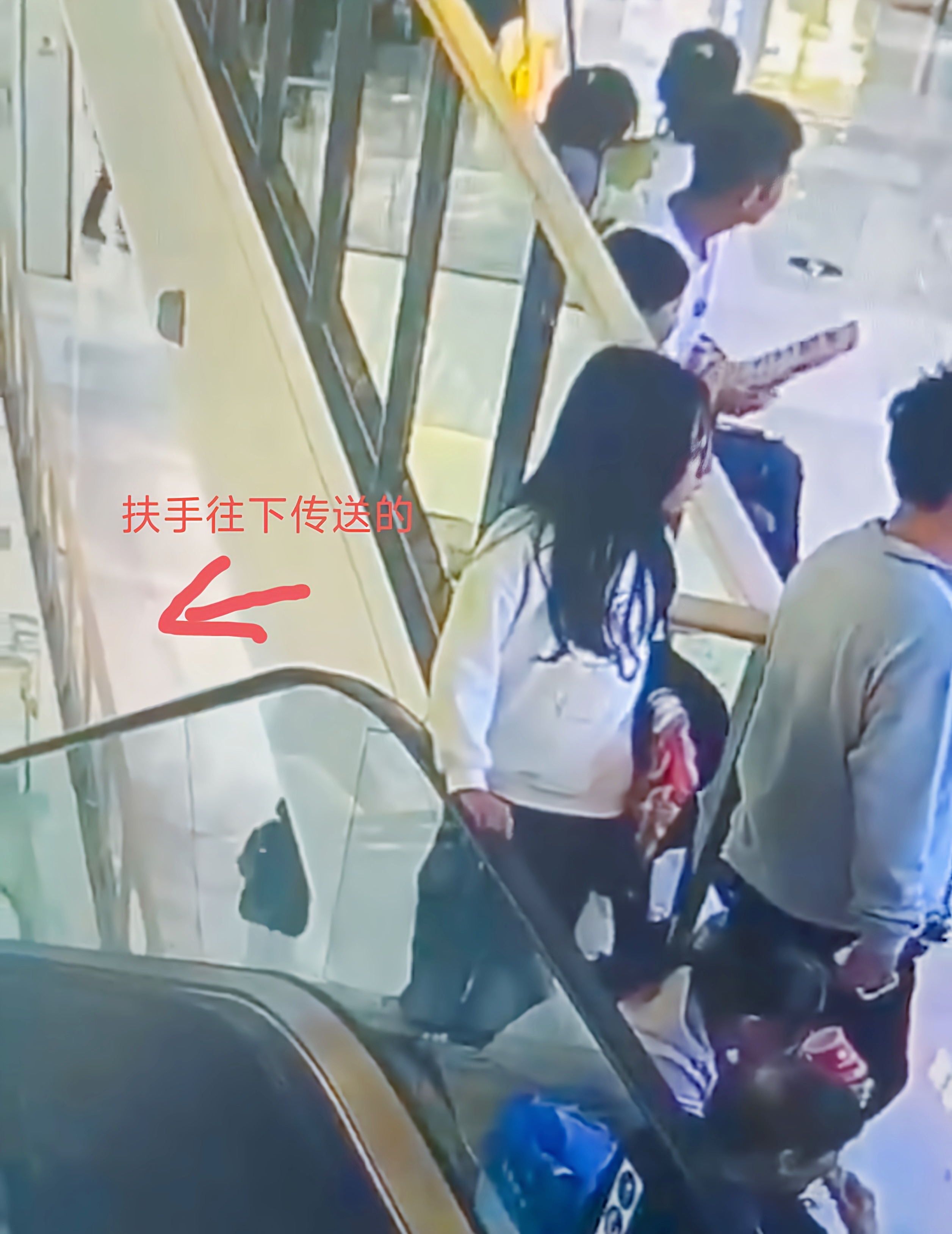 山东济宁万象城的一起悲剧引发热议，11月16日晚8点，一名14岁女孩在商场四楼竟坠楼身亡，这是多么令人痛心的消息！
 
当时女孩和家人在万象汇吃饭，排队时因为人多站在电梯往下的扶手旁等候，不知什么原因