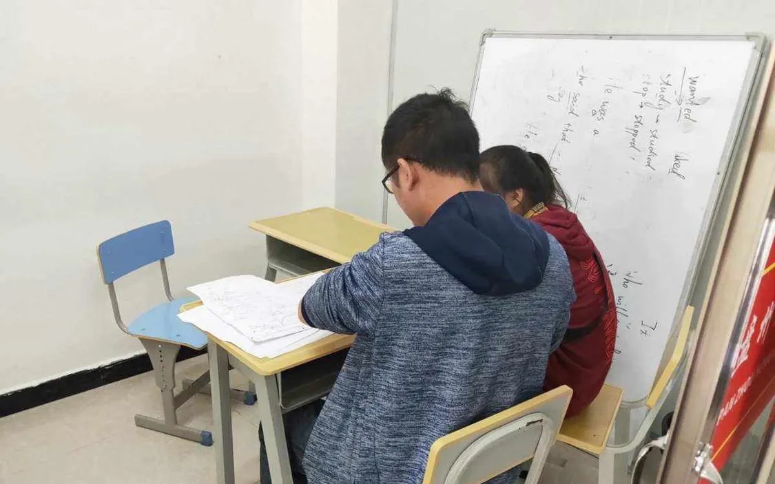近日，网络上掀起了一阵关于家长监控与补课举报的热议。起因是一位家长在女儿房间安装
