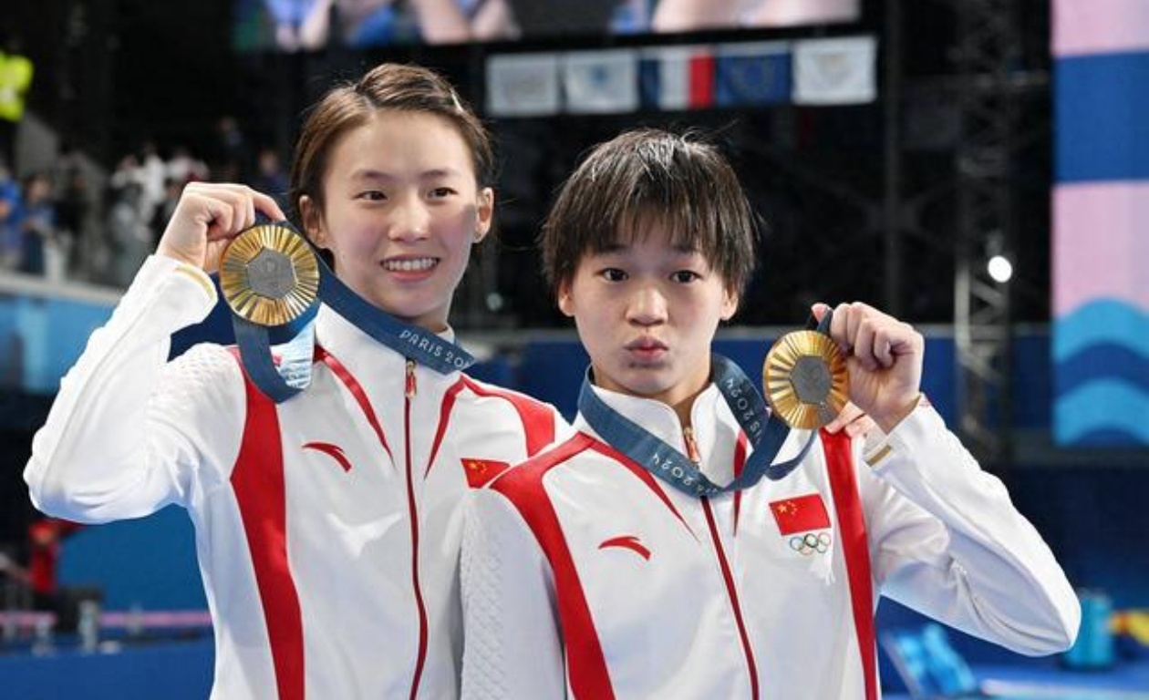 8月6日，巴黎奥运会女子10米跳台决赛，中国双星全红婵与陈芋汐携手冲金。东京一役