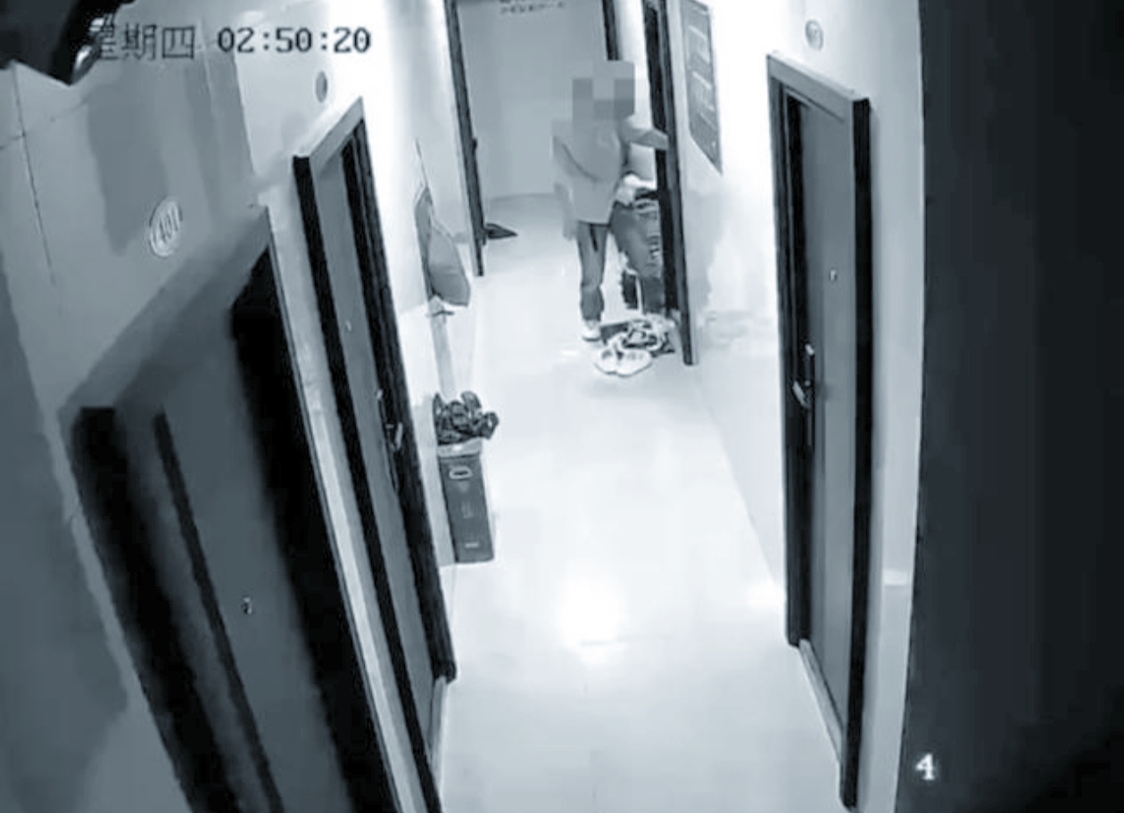 “深夜惊魂，究竟谁能守护女性安全？”
 
近日，浙江金华兰溪市发生了一起令人震惊的事件。凌晨 3 时许，一名女子在睡梦中遭隔壁房间醉酒男子强吻。
 
警方接警后迅速行动，将犯罪嫌疑人董某抓获。据了解，