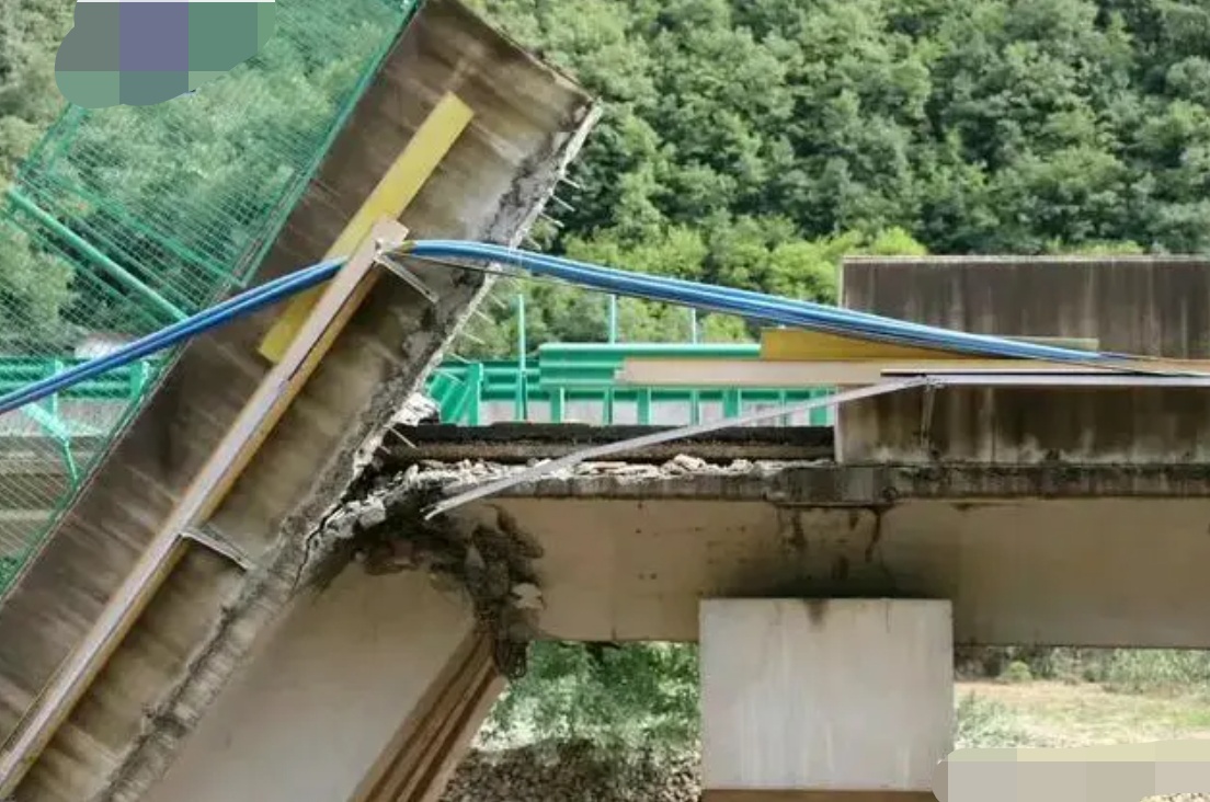 在2024年7月19日的深夜，陕西省商洛市柞水县境内，一场突如其来的山洪席卷而来