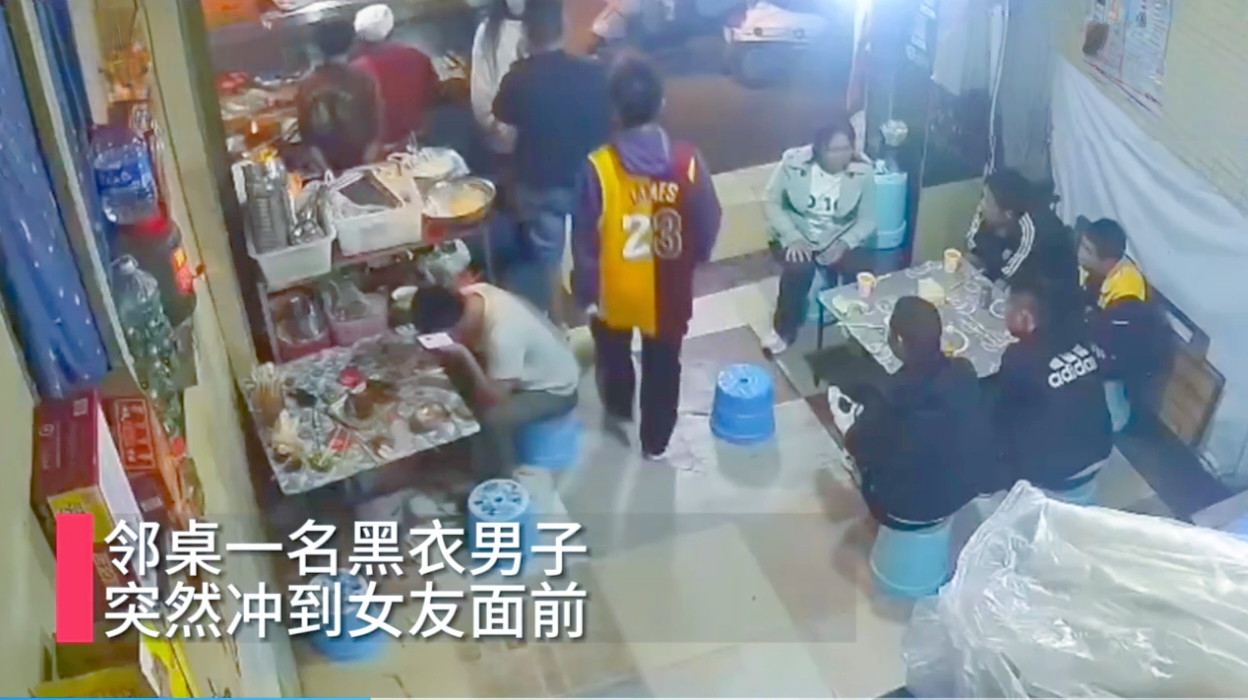 近日，在昆明市昭通路烧烤店，发生了一起令人愤慨的事件。一名醉酒男子公然调戏女生，还殴打其男友。
 
事发时，19 岁的女生王某某和 23 岁的男友钱某某正在烧烤店用餐。邻桌 38 岁的男子解某，在酒精