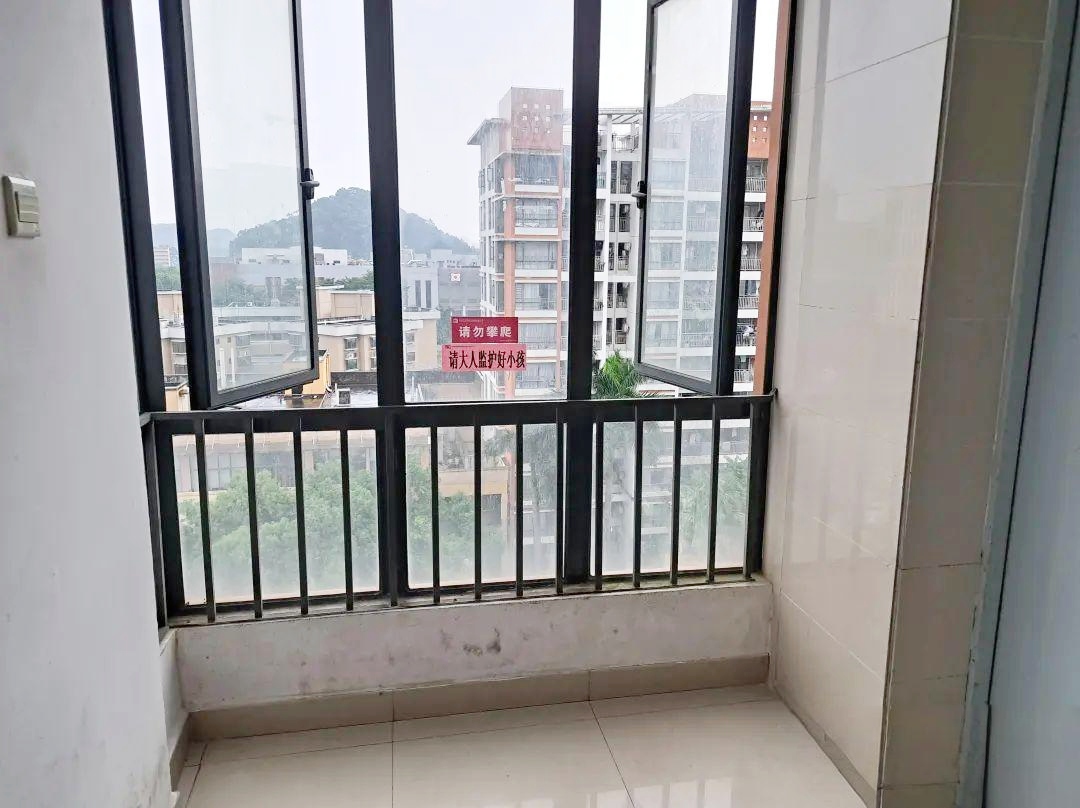 近日，广东东莞市寮步镇发生的一起3岁男童高楼坠亡事件，令人痛心疾首。一个鲜活的生