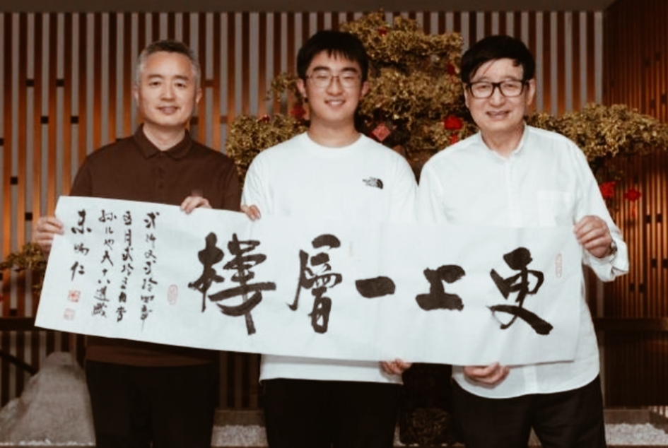 在高考这场人生大考中，朱也天以700分的优异成绩成为了众人瞩目的焦点。这位被网友戏称为“迈巴赫少爷”的考生，其实更渴望以实力证明自己。朱也天，中国工艺美术大师朱炳仁的孙子，出身于艺术世家，却志在科研。