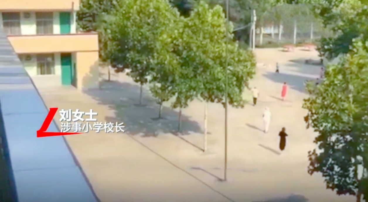 祖坟被圈进小学，家属竟打洞祭奠！这魔幻又令人心酸的一幕，就发生在河南许昌。
 
原来，因土地流转遗留问题，五女店镇村民的祖坟（含一座烈士坟）数年前被划进了小学。11月2日，家属进校祭奠遭拒，无奈打洞。