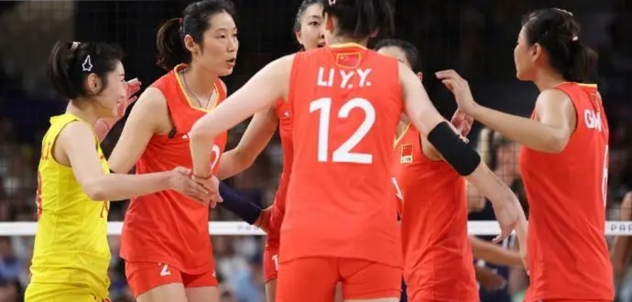 今晨巴黎奥运女排爆冷！中国女队在热切期待中，3:2逆转奥运卫冕冠军美国队，创下惊