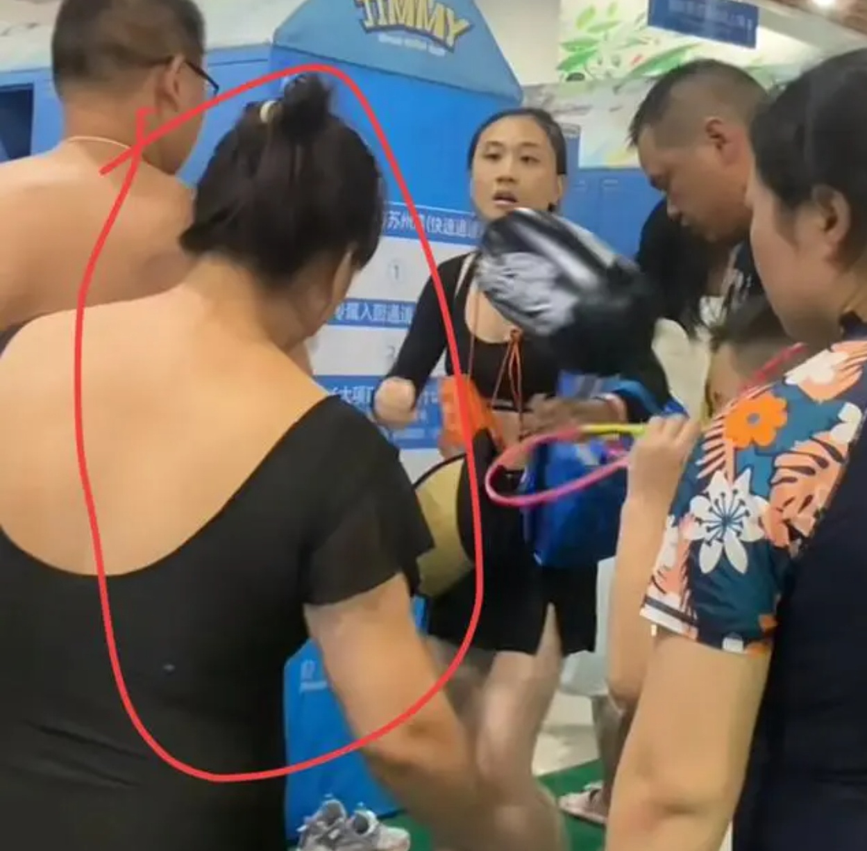 水上乐园惊现“天价鞋风波”！一女子鞋子竟被误穿，找回后对方竟不认账？是无意之举还