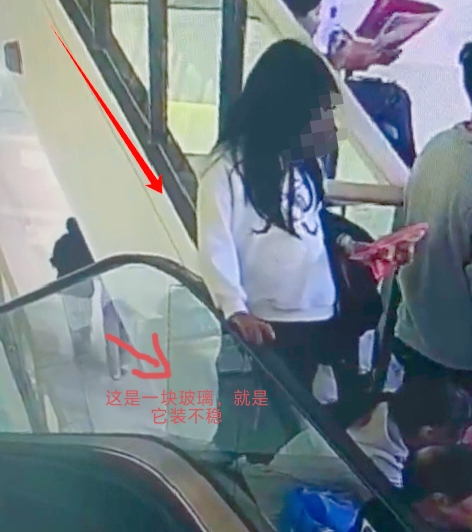 山东济宁万象汇商场，本应是欢乐的购物天堂，却在11月16日晚成了噩梦之地。
 
当晚20:30左右，四楼电梯扶手旁的玻璃疑似安装不牢，和一名约14岁的女孩一同坠下。当时商场人潮汹涌，在一楼黄金店附近的