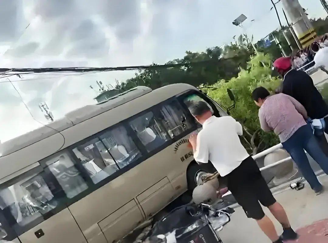 在生活的舞台上，我们总以为明天会和今天一样，按部就班地继续着。然而，有时候，一场突如其来的灾难，却如同一记重锤，狠狠地砸在人们的心间，让我们瞬间清醒地认识到生命的脆弱与无常。山东校车冲撞学生人群事件，