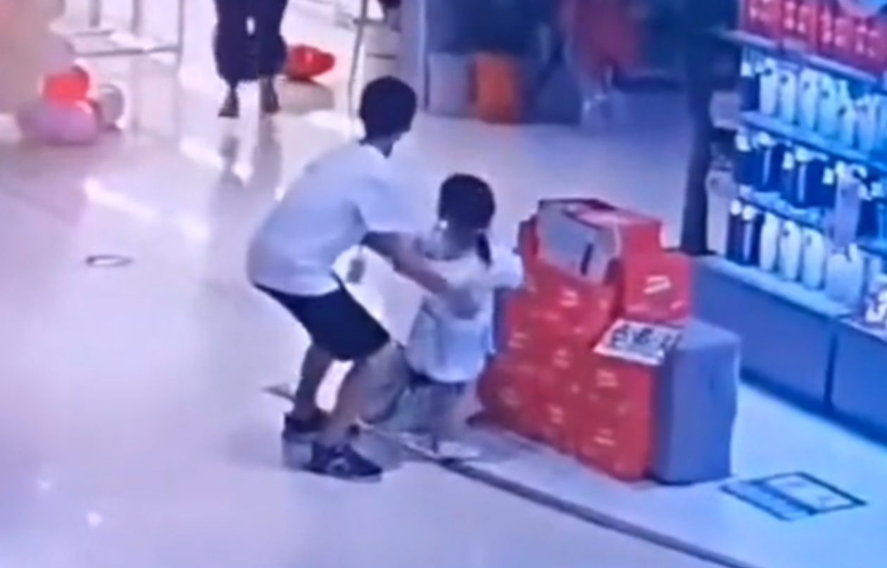 近日，湖南株洲曼哈顿商场一小伙多次欲抱走他人小孩的视频备受关注，好在最后证实小伙