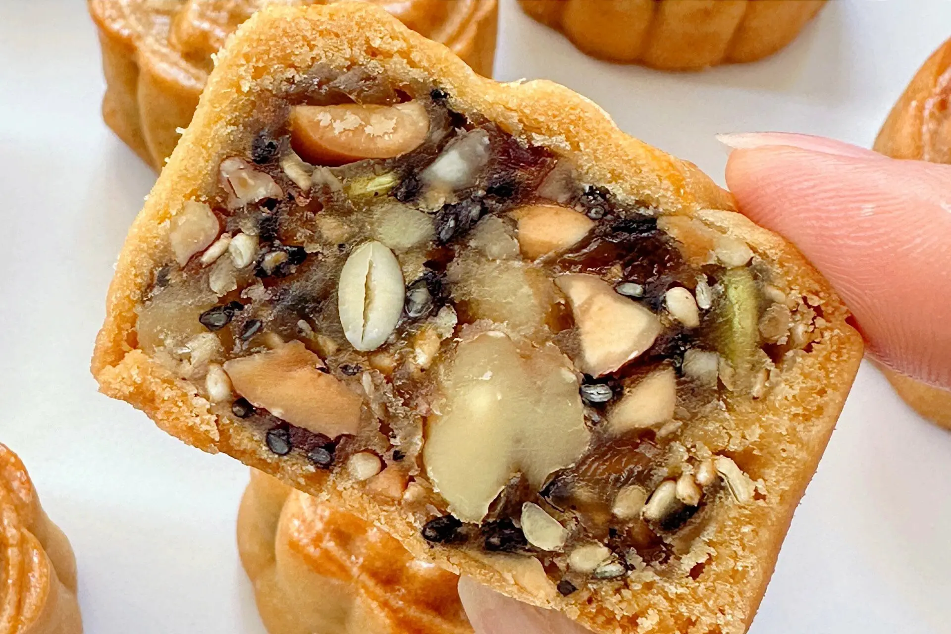 “月饼江湖”风起云涌，每年中秋，总有一个“主角”备受争议，那便是五仁月饼。不知从何时起，它竟成了众矢之的，甚至有人高呼让它退出月饼界。明明新版《月饼质量通则》规定，只有用核桃仁、杏仁、橄榄仁、瓜子仁和