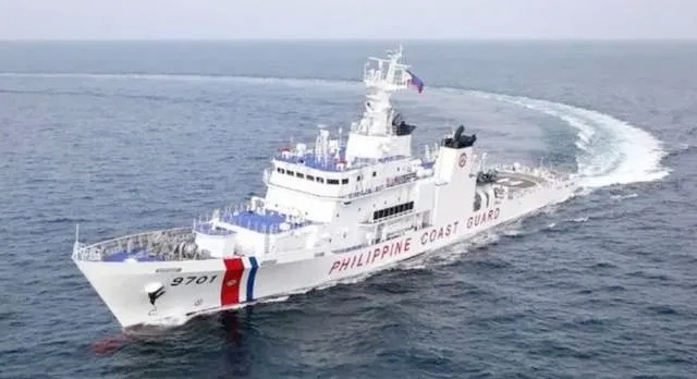 在广袤无垠的南海上，一场紧张的对峙引发了全球的关注。中国海警局新闻发言人刘德军的