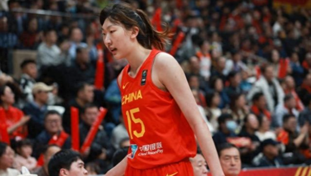 北京时间7月20日凌晨，中国女篮在法国兰斯站的热身赛中，遗憾地以57比79不敌比