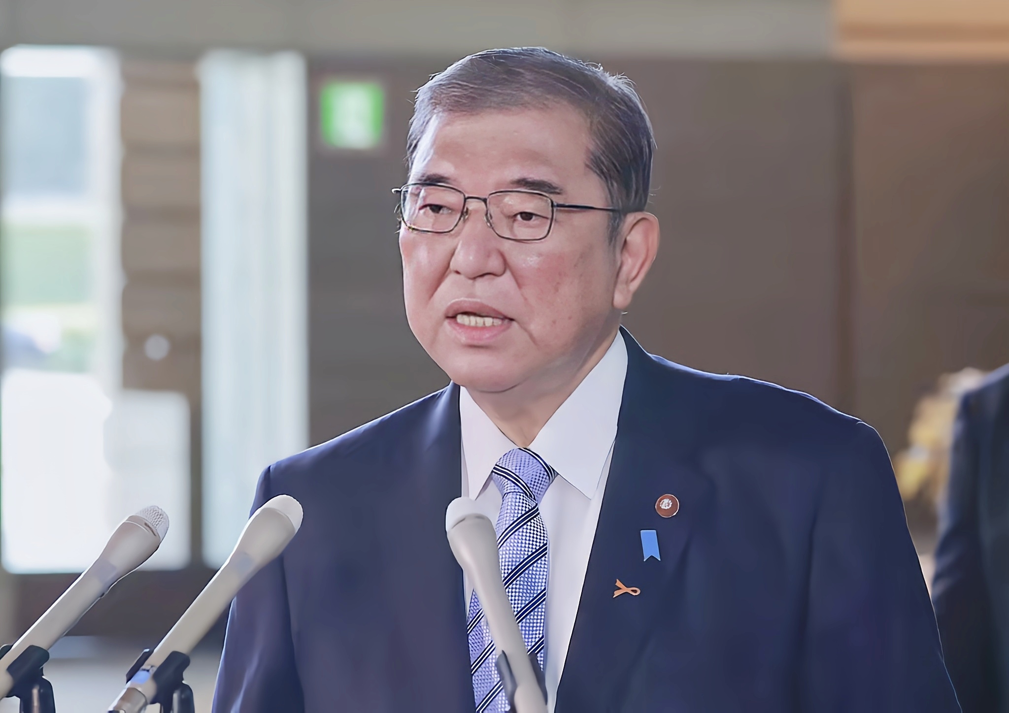 日本政坛又有大动静啦！石破茂居然再次当选日本首相啦，这事儿可真够让人瞩目的。
 
11月11日那天，先是上午内阁辞职，接着下午众议院展开投票大戏。首轮投票石破茂就领先，可没达到规定票数，和野田佳彦进了
