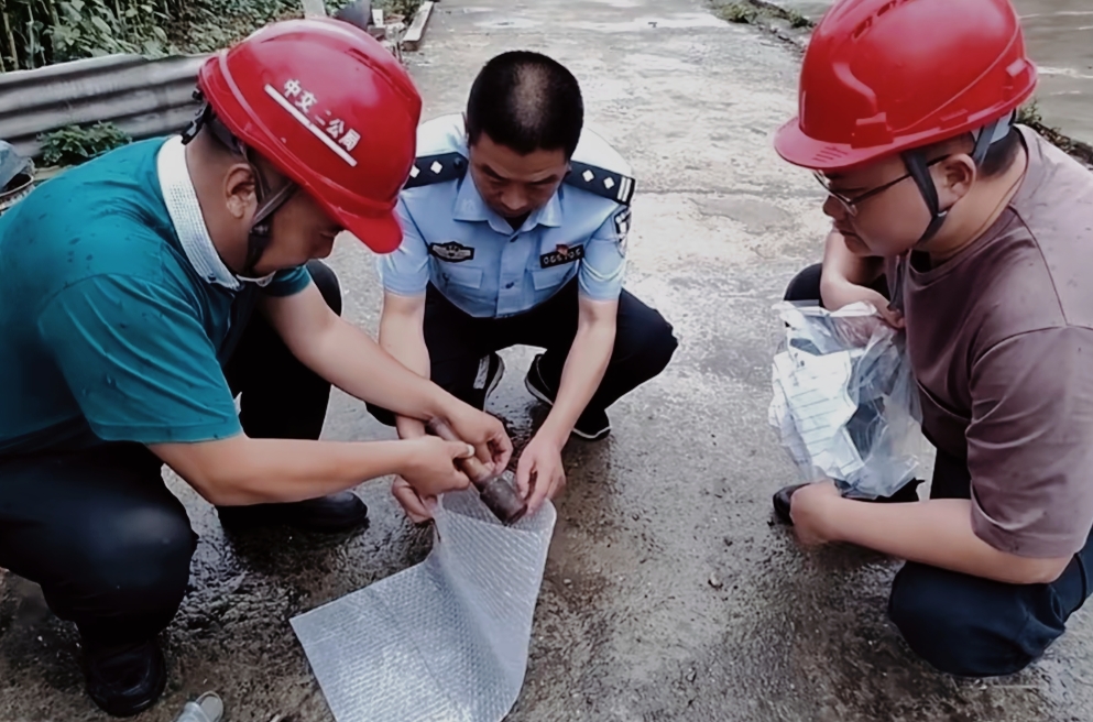 近日，湖北保康县发生了一起令人震惊的事件。6月23日，在保康县，一位九旬老人在拆除旧居时，一枚隐藏多年的手榴弹被意外发现。这枚手榴弹竟然在老人家中静静地躺了二十多年，期间竟被老人误作锤子使用。

当天