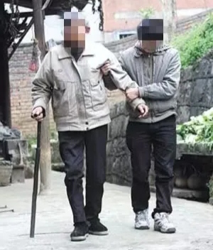 在江西的某个宁静小镇上，发生了一段感人至深却又充满波折的故事。故事的主角是一位名