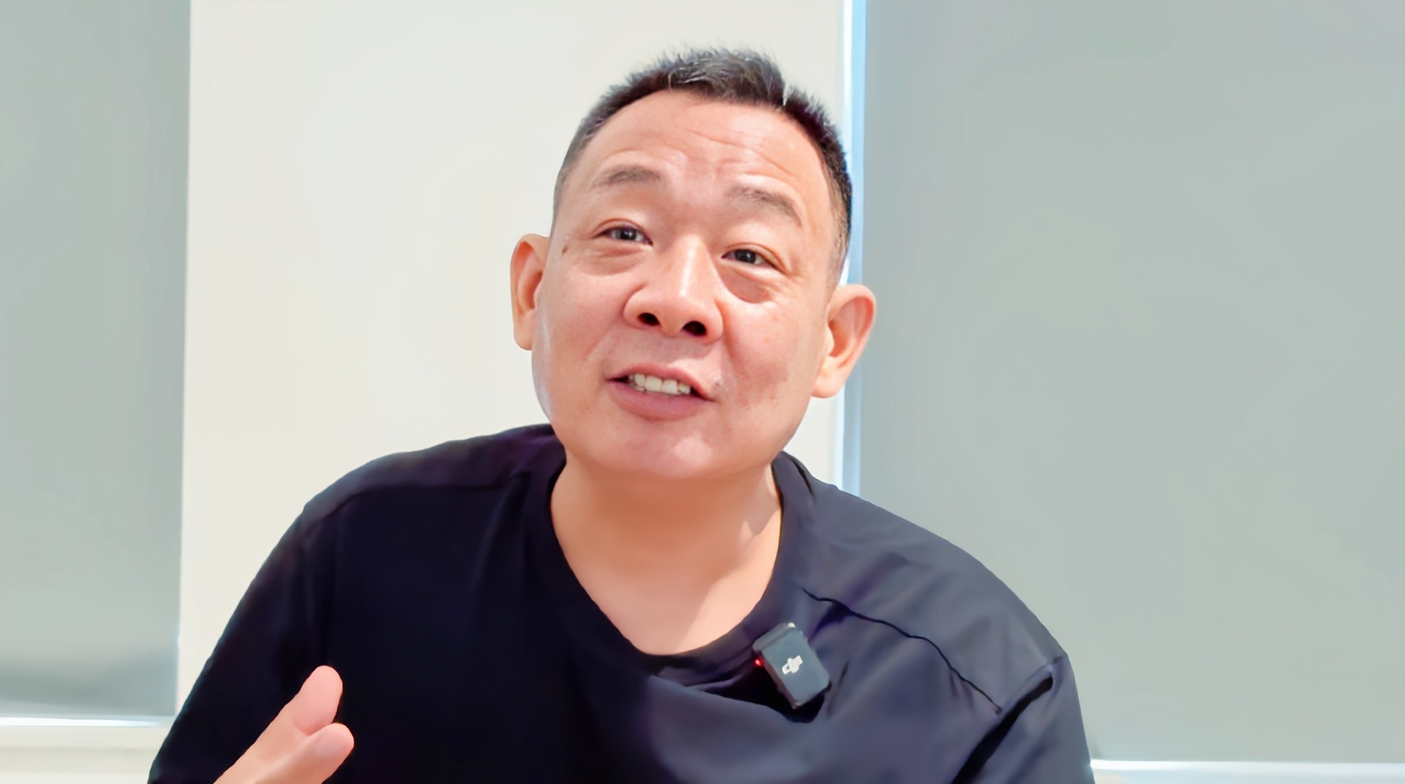 在科技的浪潮中，胖东来商贸集团遭遇了一场“数字幽灵”的袭击。近日，网络平台上竟出现了一群“伪装者”，它们凭借 AI 技术，如同狡猾的幻影，肆意盗用于东来先生的声音。
 
这些不法账号将胖东来享有著作权