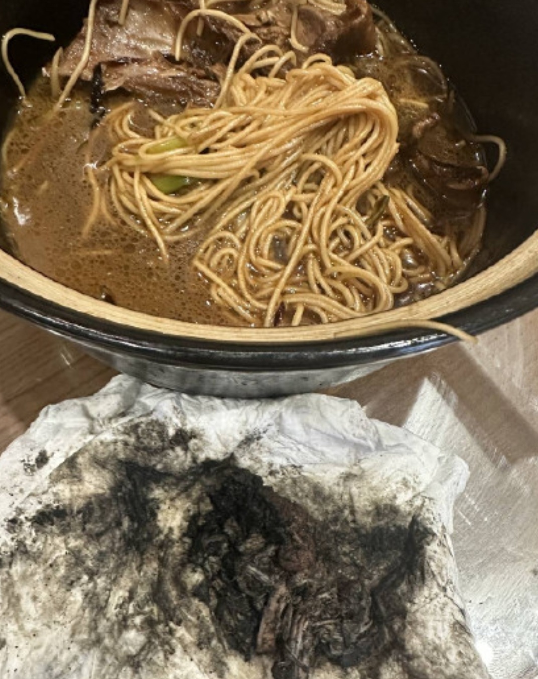 近日，苏州一家面馆因“166 元老鸭面”事件引发争议。游客吴先生称在该面馆的老鸭