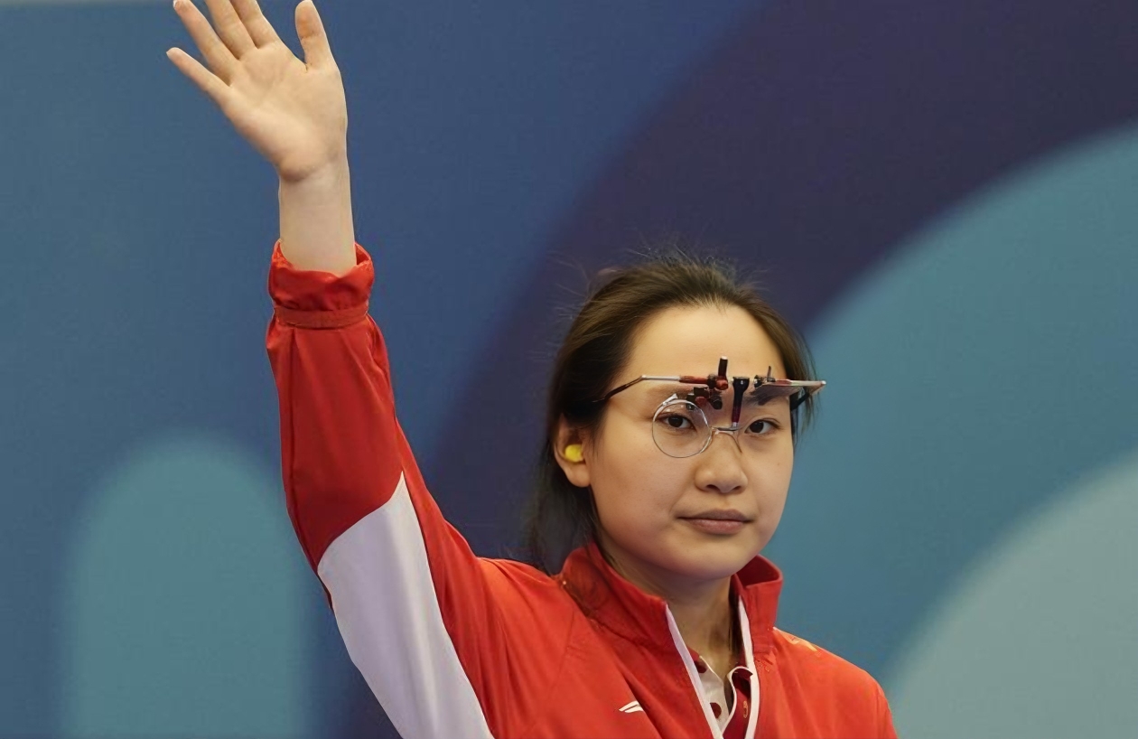 奥运射击场风云再起，中国新星赵楠闪耀巴黎！在女子手枪决赛的激烈舞台上，赵楠以非凡