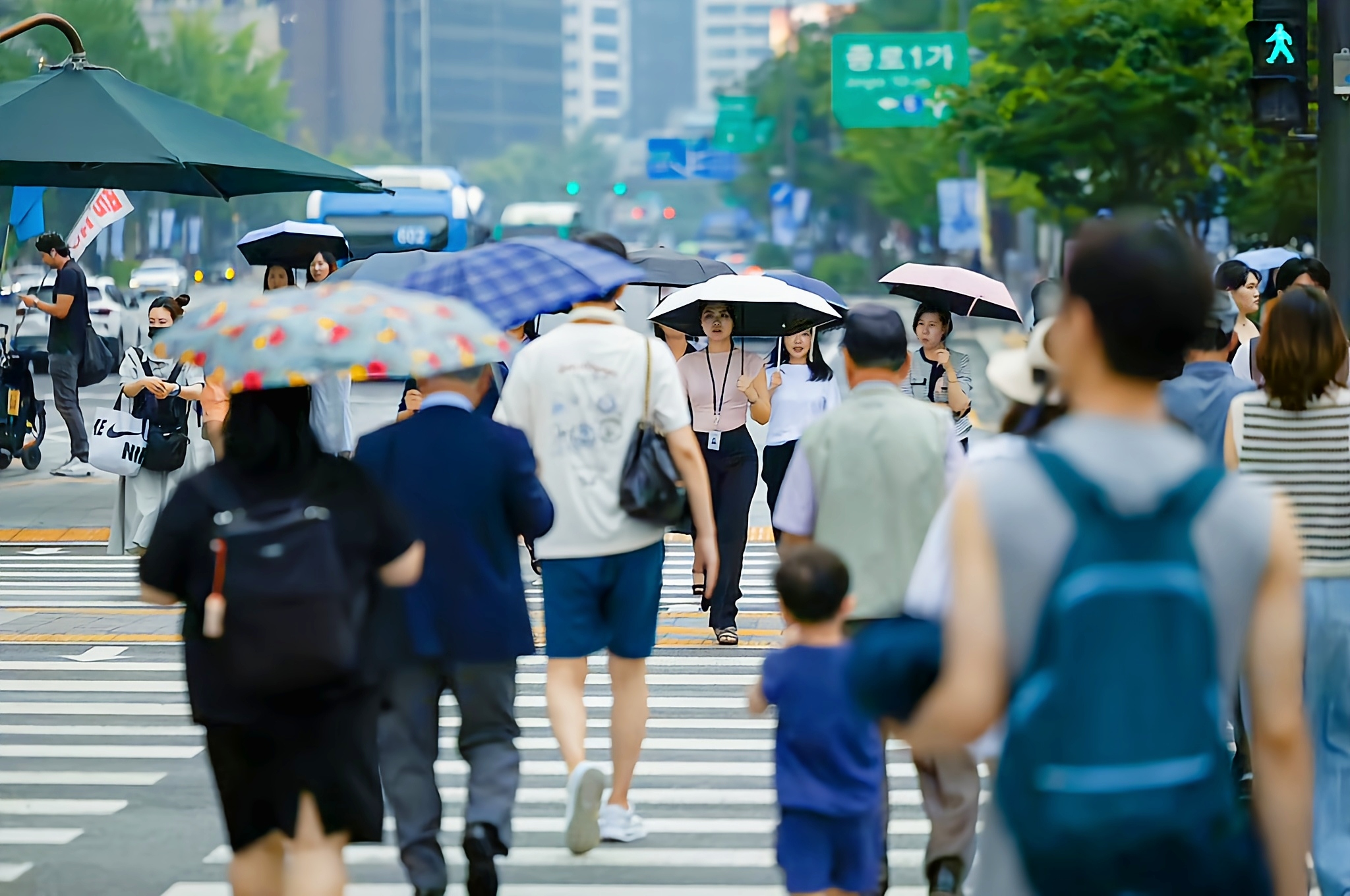 一觉醒来，国际政坛又有大新闻！美国能源部竟疑似打算把韩国列入“敏感国家”名单，这消息一出，瞬间在韩国内外掀起惊涛骇浪。韩国政府此刻也是一头雾水，忙着了解具体情况。
 
据外交消息透露，美国能源部正在就