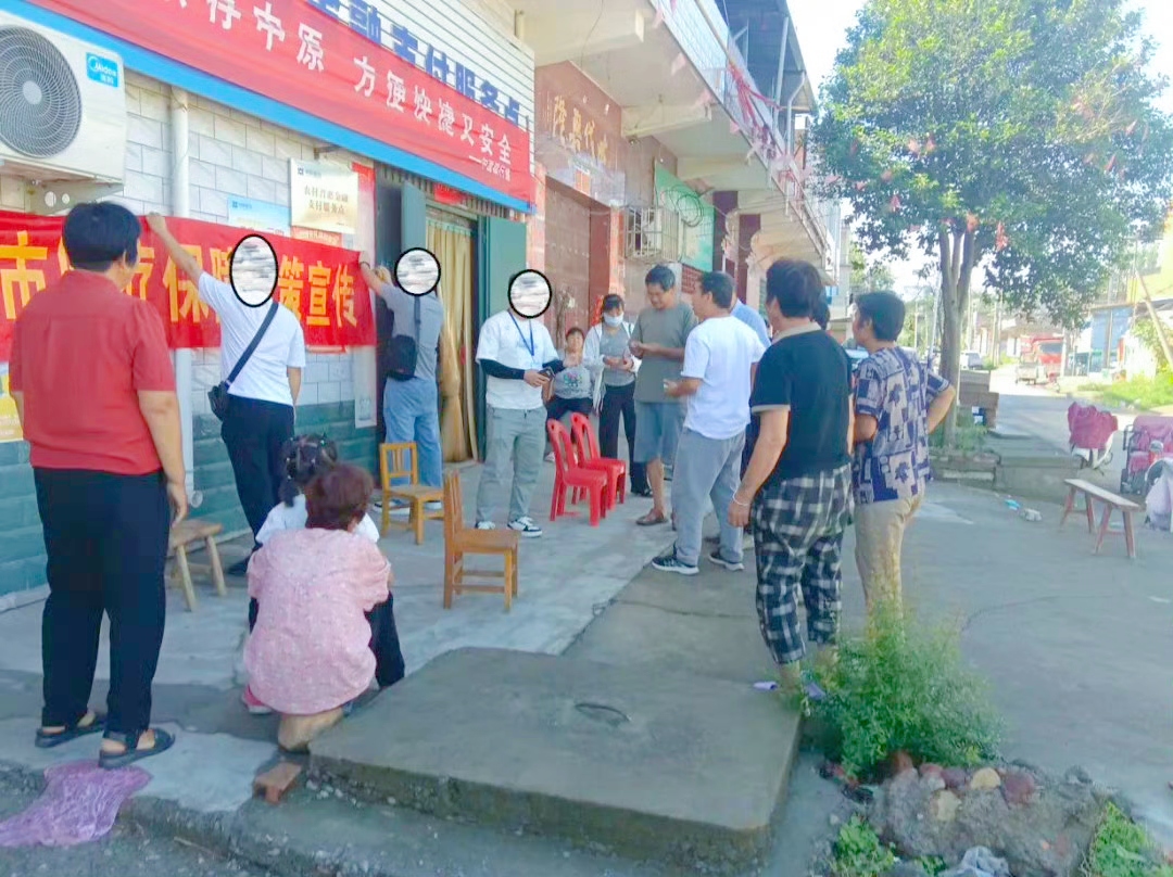 “扫一扫就能免费领礼品？别傻了，这可能是个大坑！”不少人都在商超等地被这种推销吸引过，可这背后藏着大猫腻。
 
四川乐山公安网安部门就查处了一起惊人案件。2024年4月，网安部门发现辜某、李某在网上大