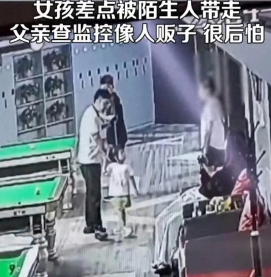 近日，河南鹤壁淇县龙凤缘未来城台球厅内发生了一起令人心惊的事件。据报道，6月29日，魏先生正在享受台球之乐时，一名陌生女子悄然接近他的女儿，试图以询问其父亲信息为借口，将孩子带离。幸运的是，魏先生及时