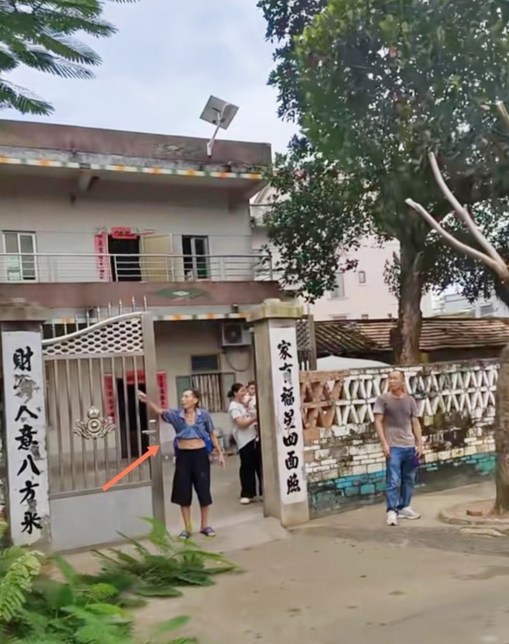 摩羯台风逼近，全红婵家乡湛江迈合村如何抵御这场自然灾害？村民们的不凡举动，让人动容又敬佩！

面对摩羯台风的威胁，全红婵的家乡迈合村展现出了惊人的团结与智慧。村委会迅速行动，贴心告示温暖人心，劝退访客