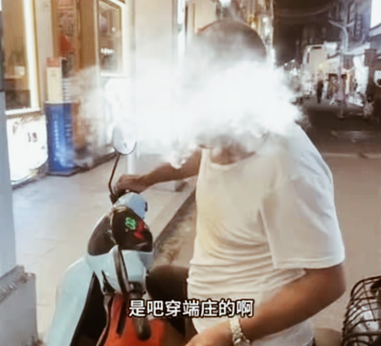 广东潮州，一场关于“穿衣自由”的争论在网络上掀起了波澜。一女子与闺蜜在古城景区游