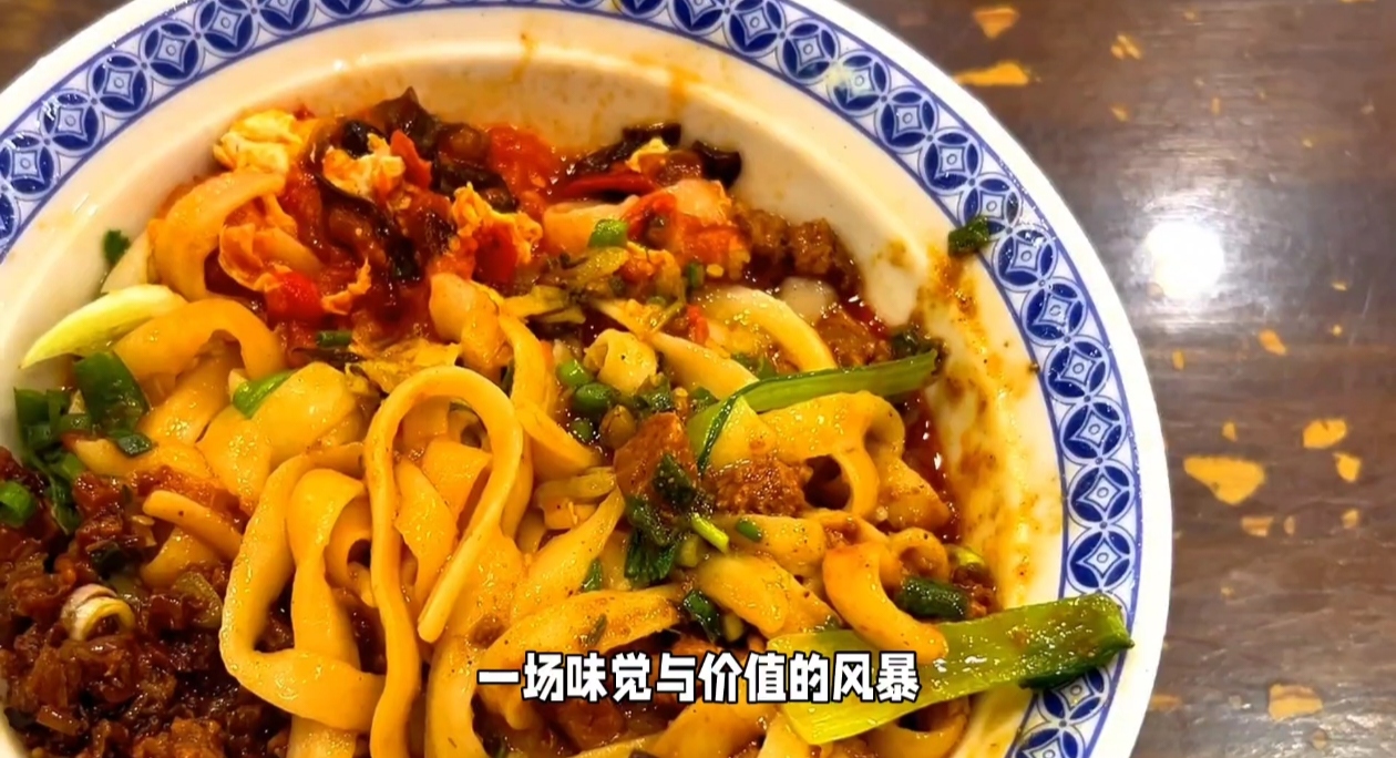 一碗刀削面引发全民热议。
 
在山西，一家小面馆因顾客质疑名声大噪。独特风味、薄