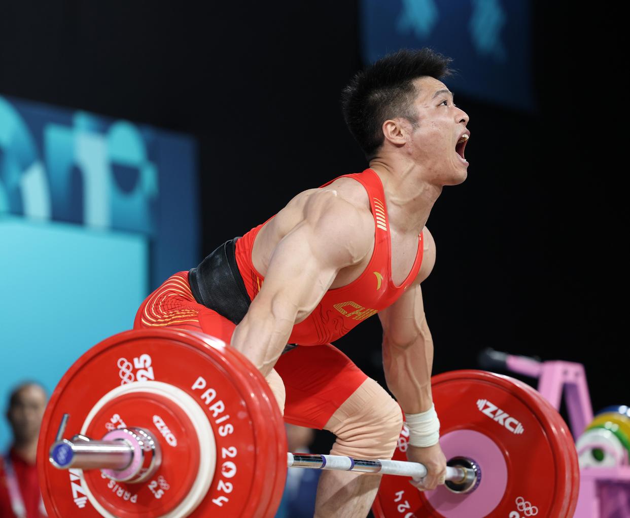 中国力量再次闪耀奥运舞台！巴黎奥运举重首金诞生，李发彬以超凡表现卫冕冠军，两项奥