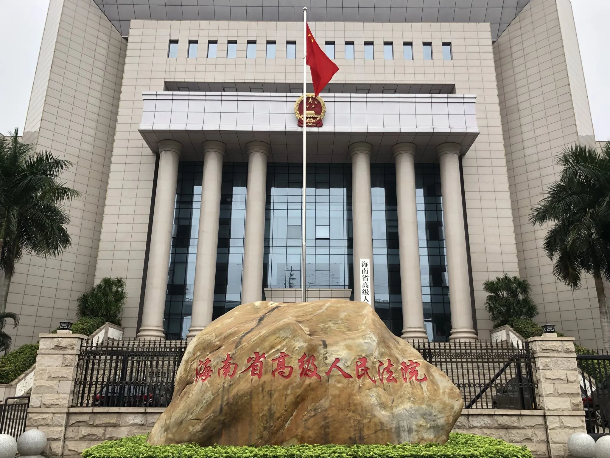 海南一高中的女生吴花（化名）勇敢揭露了自己在十岁祭祖时遭受的性侵及后续死亡威胁的