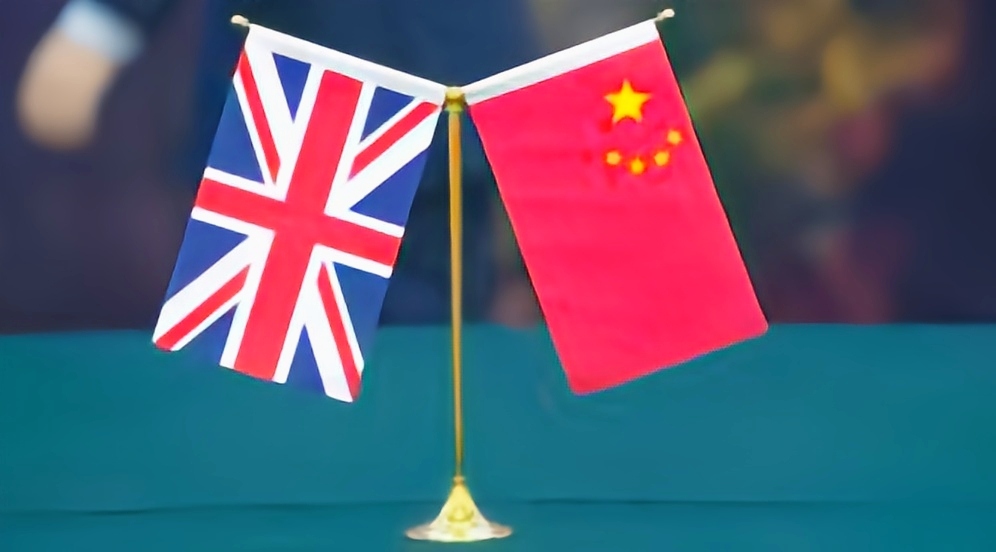 英国又搞事了！11月7日，英国政府以向俄罗斯军事工业提供支持这种荒谬理由，对多国实体和个人制裁，其中竟有10家中国企业。这就像无端朝别人扔石头，太不讲理！
 
中国驻英使馆发言人回应了，英方这种行径是