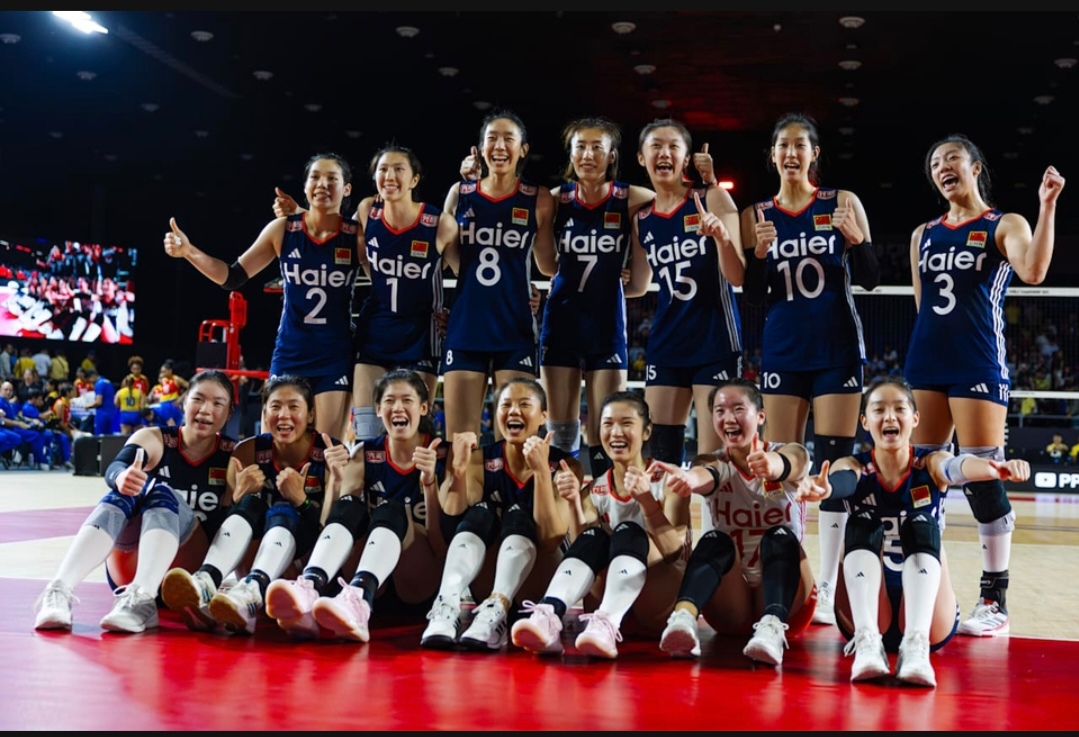 态度不端正绝不容忍立即训斥！
中国女排对阵世界排名第19位的哥伦比亚，在25-16大比分轻松拿下首局后，第二局队员们思想上有所松懈，打得有些随意，在比分23平的关键时刻庄宇珊又出现了一个罕见的发球八秒
