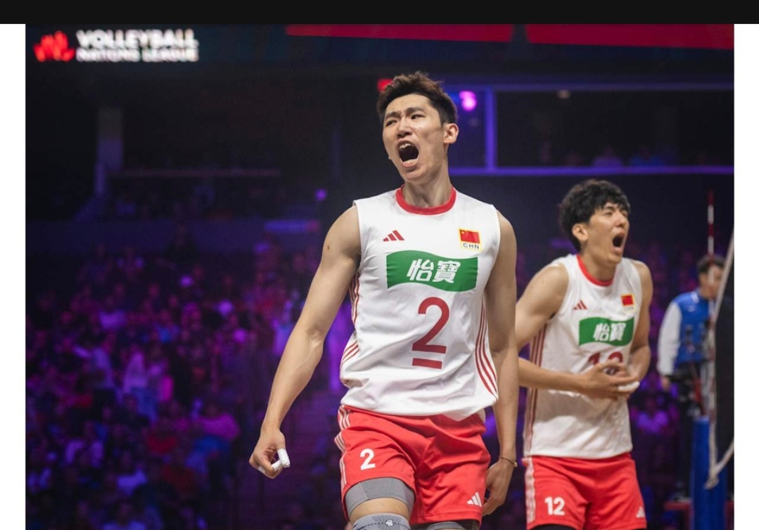 2-3，很遗憾中国男排没能战胜美国男排。如果不是江川第四局开局即因腿部不适被迫下场，我方队员突然断电、自乱阵脚，本是有很大希望拿下这场比赛的。
对比于基拉里可以动用12个人轮番上去发挥作用，我们除了二