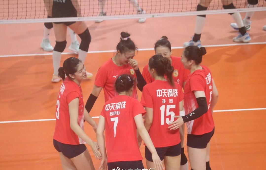 29-27、25-23、22-25、25-22，张常宁领衔江苏女排力克郑益昕坐镇的福建女排，赢得全锦赛开门红。
虽然龚翔宇、吴梦洁、倪非凡、万梓玥等主力队员在国家队备战世锦赛，但深厚的板凳深度和雄厚后