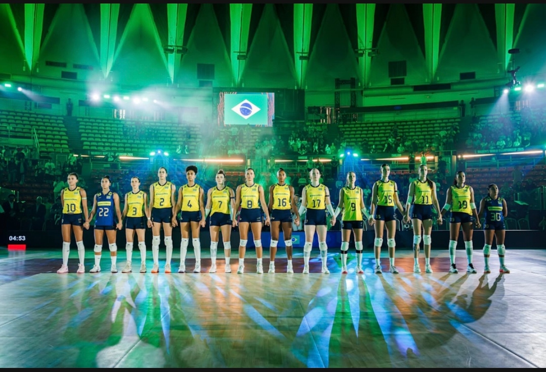 女排世锦赛四强战再赛两场：
巴西3-0法国（27-25、33-31、25-19）。法国前两局都打得特别棒，和巴西拼了个旗鼓相当，只是输在最后关键分的把握能力稍逊上，第三局则主要输在自身失误增加和“一攻