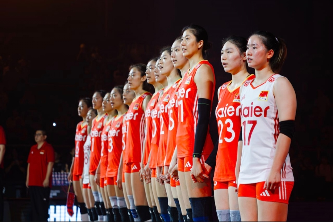 中国女排3-0横扫多米尼加，以小组头名昂首挺进世锦赛16强！三局比分为：25-15、25-21、25-17。
面对这个小组最强对手，中国女排是非常重视，赵勇指导和教练组赛前准备工作做得非常细致、充分、